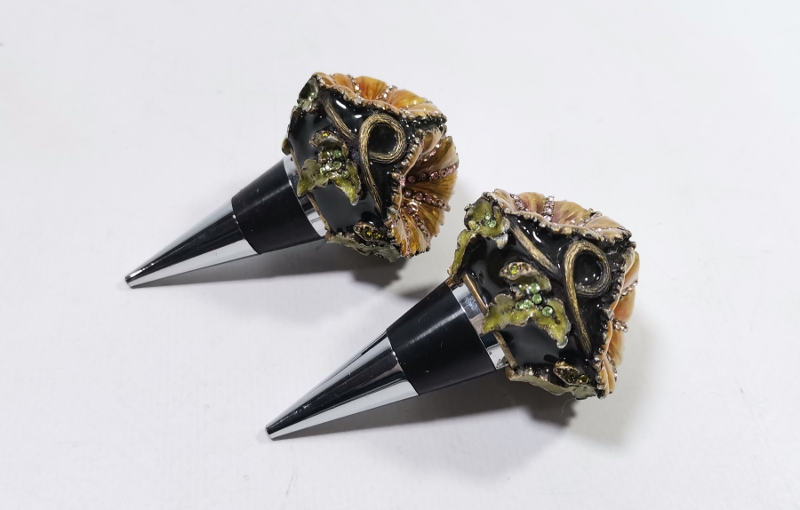 KABARTMA İŞÇİLİKLİ İKİ ADET AVRUPA ŞARAP KAPAĞI