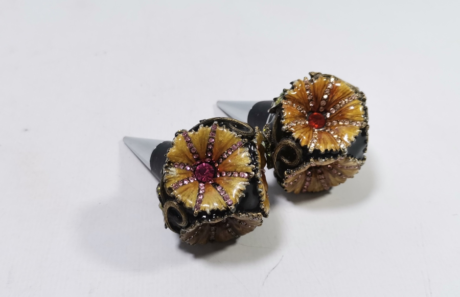 KABARTMA İŞÇİLİKLİ İKİ ADET AVRUPA ŞARAP KAPAĞI