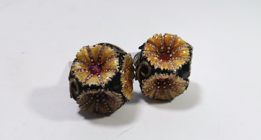 KABARTMA İŞÇİLİKLİ İKİ ADET AVRUPA ŞARAP KAPAĞI