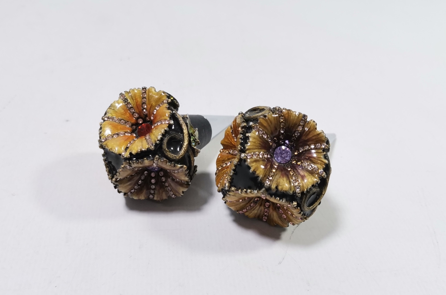 KABARTMA İŞÇİLİKLİ İKİ ADET AVRUPA ŞARAP KAPAĞI