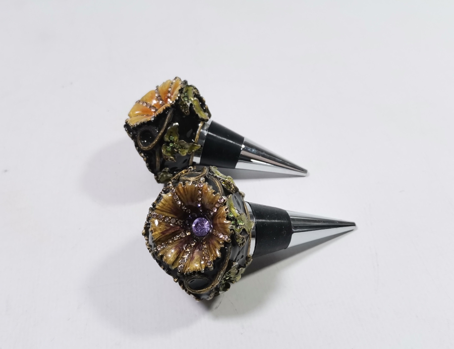 KABARTMA İŞÇİLİKLİ İKİ ADET AVRUPA ŞARAP KAPAĞI