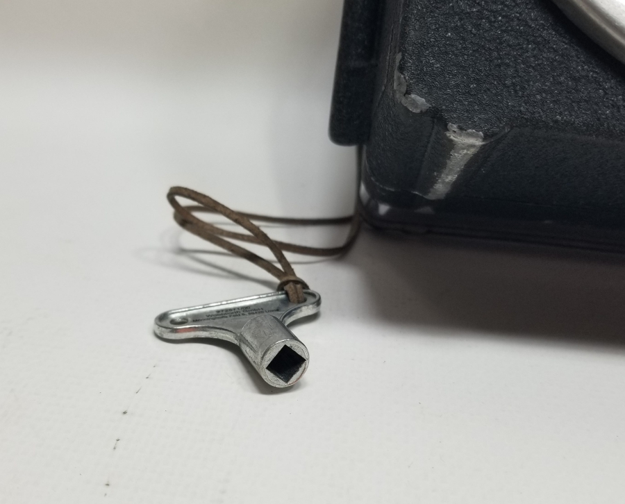 ÇALIŞIR DURUMDA ORİJİNAL ANAHTARIYLA ÇOK NADİR GÜVERCİN YARIŞ SAATİ