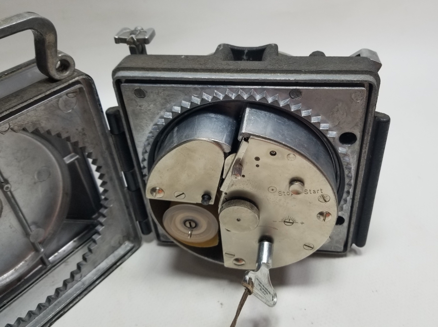 ÇALIŞIR DURUMDA ORİJİNAL ANAHTARIYLA ÇOK NADİR GÜVERCİN YARIŞ SAATİ