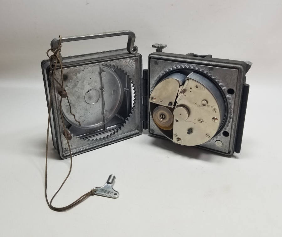 ÇALIŞIR DURUMDA ORİJİNAL ANAHTARIYLA ÇOK NADİR GÜVERCİN YARIŞ SAATİ