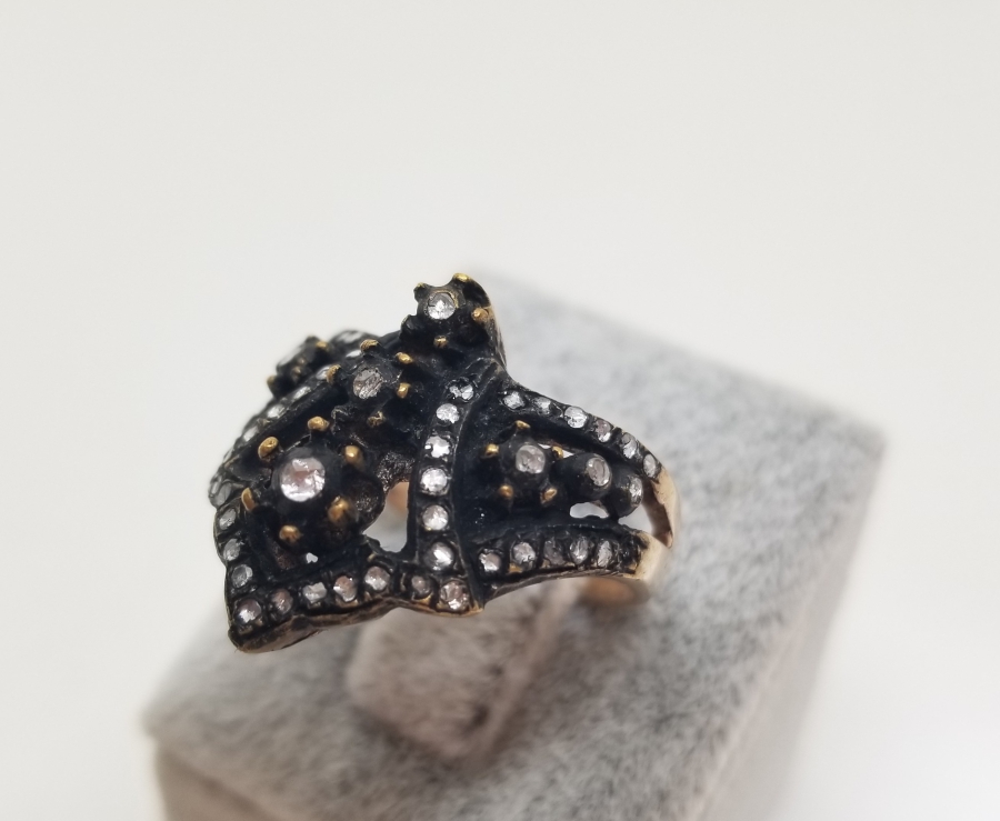 ZİHGİR FORMUNDA YAPILMIŞ ELMAS TAŞLI YÜZÜK