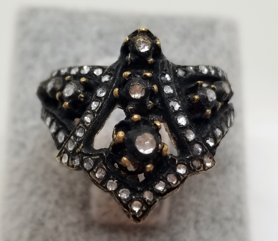 ZİHGİR FORMUNDA YAPILMIŞ ELMAS TAŞLI YÜZÜK