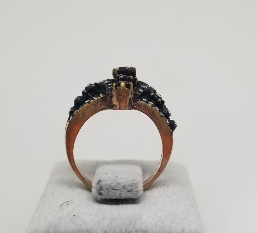 ZİHGİR FORMUNDA YAPILMIŞ ELMAS TAŞLI YÜZÜK