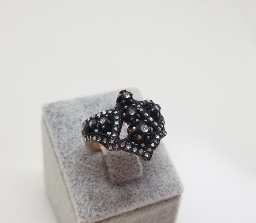 ZİHGİR FORMUNDA YAPILMIŞ ELMAS TAŞLI YÜZÜK