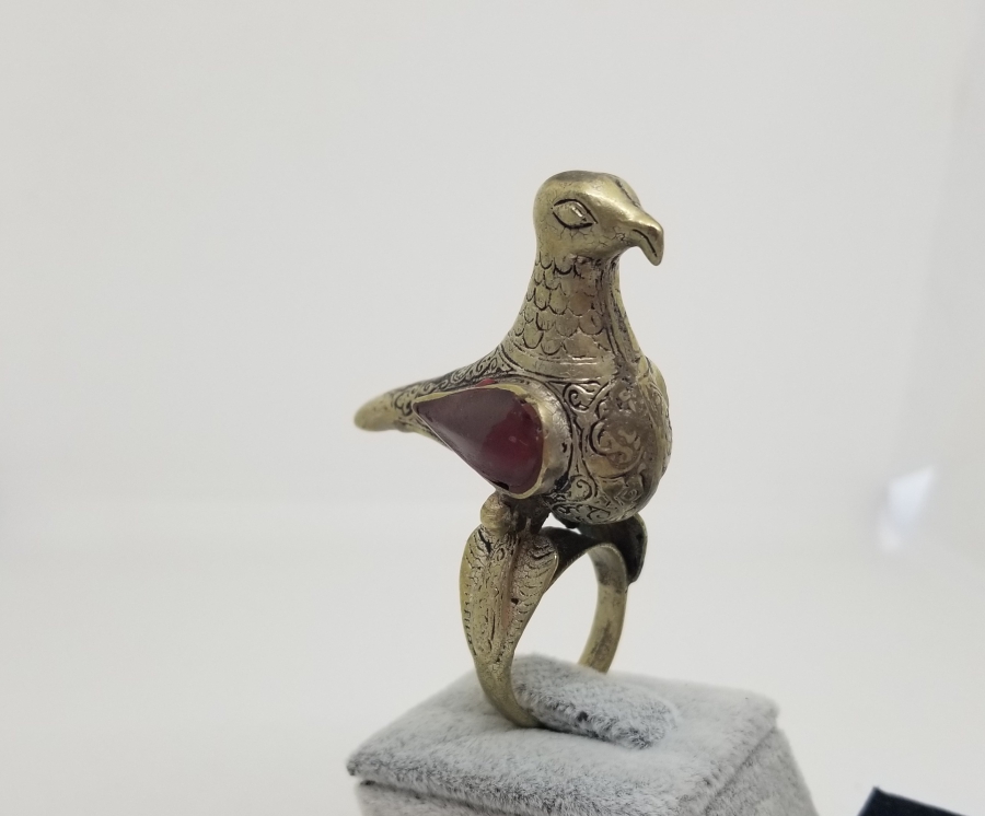 ÜZERİ DOĞAL TAŞLI VE KABARTMA İŞÇİLİKLİ KARTAL FORMLU ANTİKA TÜRKMEN YÜZÜK