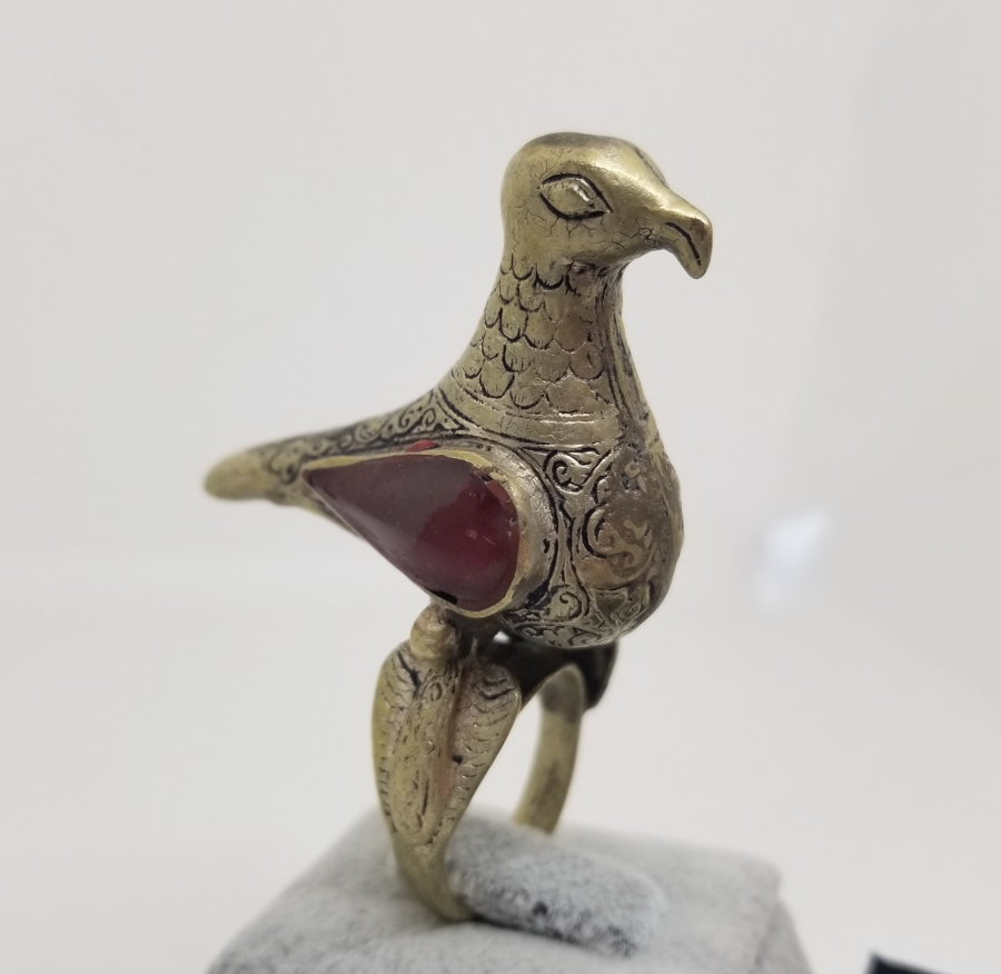 ÜZERİ DOĞAL TAŞLI VE KABARTMA İŞÇİLİKLİ KARTAL FORMLU ANTİKA TÜRKMEN YÜZÜK