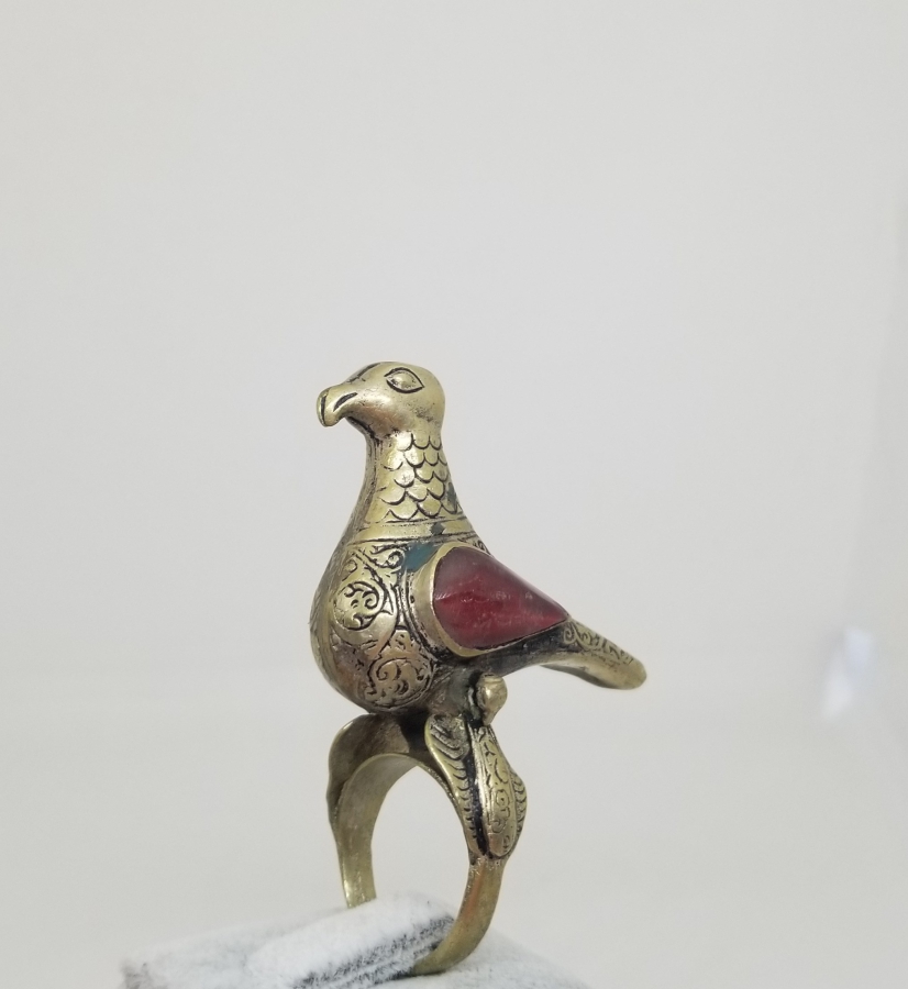 ÜZERİ DOĞAL TAŞLI VE KABARTMA İŞÇİLİKLİ KARTAL FORMLU ANTİKA TÜRKMEN YÜZÜK