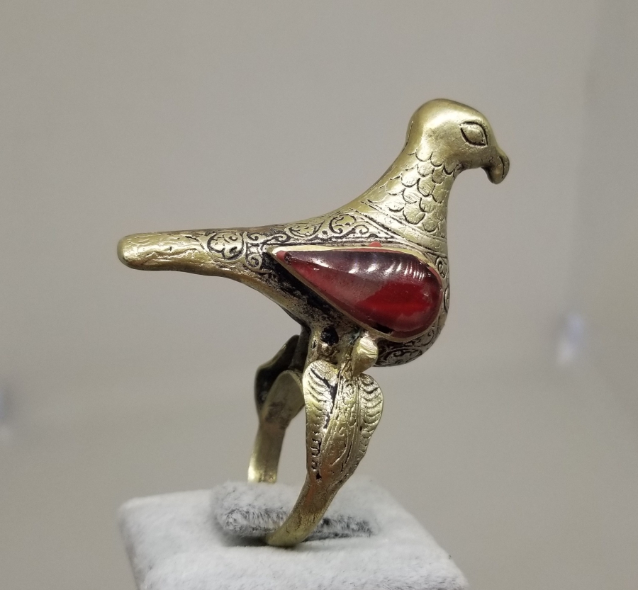 ÜZERİ DOĞAL TAŞLI VE KABARTMA İŞÇİLİKLİ KARTAL FORMLU ANTİKA TÜRKMEN YÜZÜK