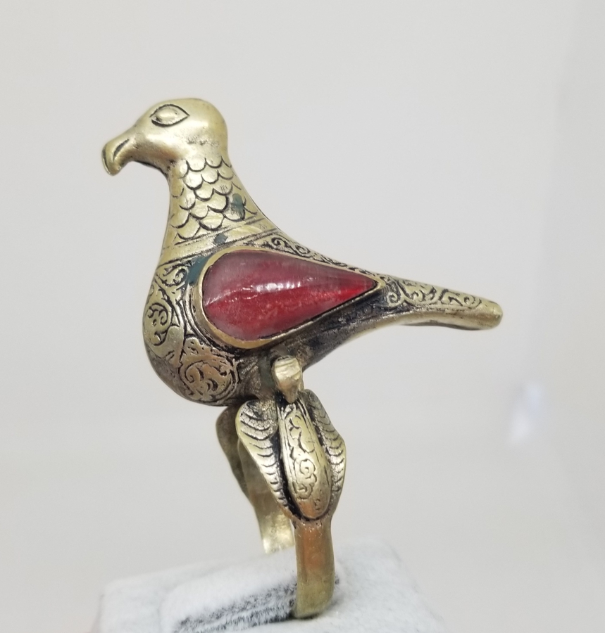 ÜZERİ DOĞAL TAŞLI VE KABARTMA İŞÇİLİKLİ KARTAL FORMLU ANTİKA TÜRKMEN YÜZÜK