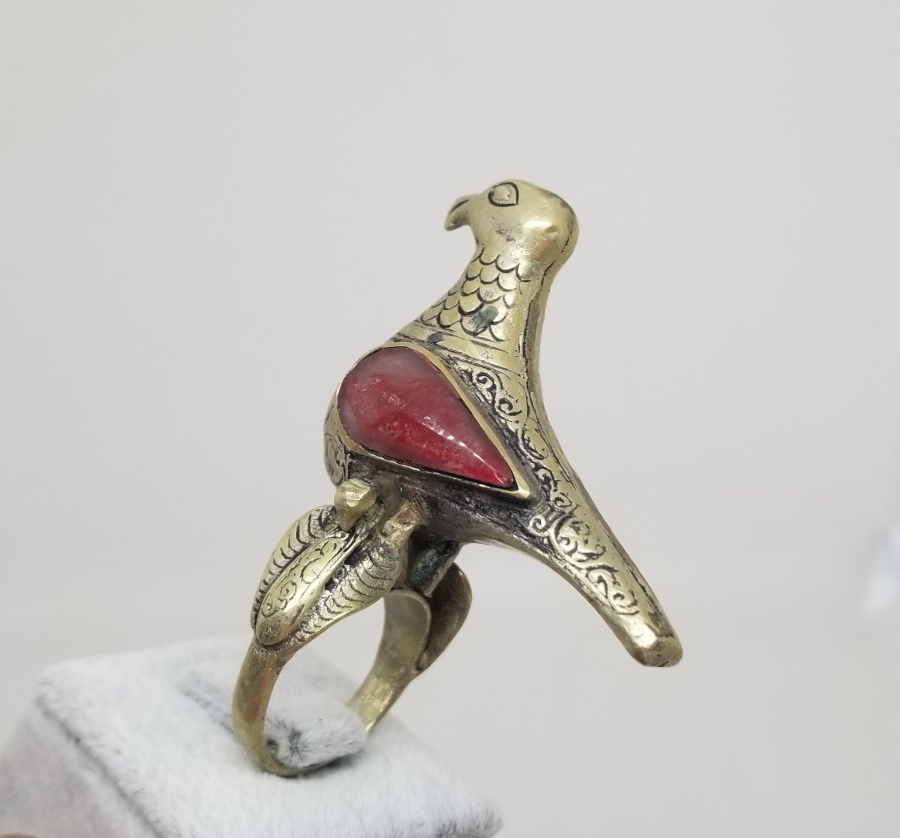 ÜZERİ DOĞAL TAŞLI VE KABARTMA İŞÇİLİKLİ KARTAL FORMLU ANTİKA TÜRKMEN YÜZÜK