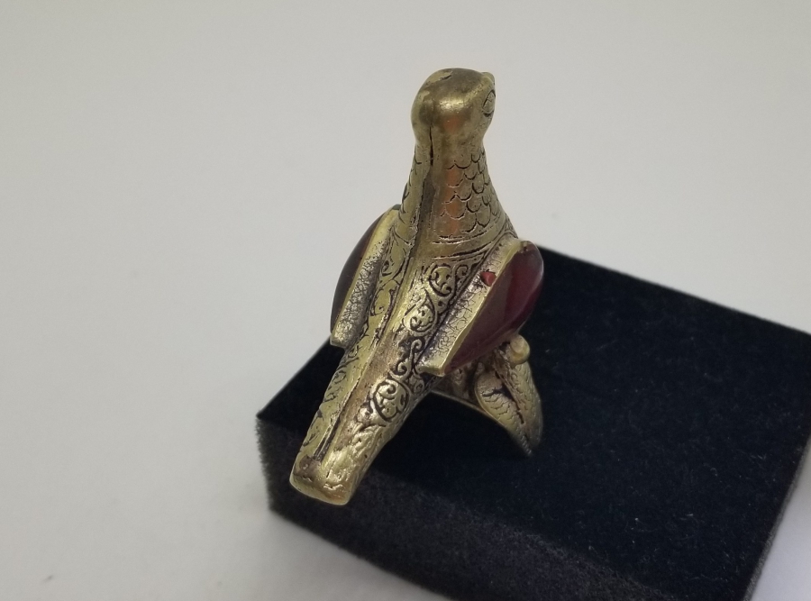 ÜZERİ DOĞAL TAŞLI VE KABARTMA İŞÇİLİKLİ KARTAL FORMLU ANTİKA TÜRKMEN YÜZÜK