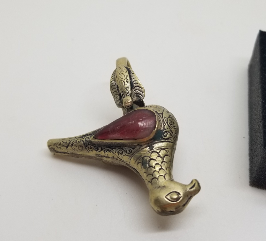 ÜZERİ DOĞAL TAŞLI VE KABARTMA İŞÇİLİKLİ KARTAL FORMLU ANTİKA TÜRKMEN YÜZÜK