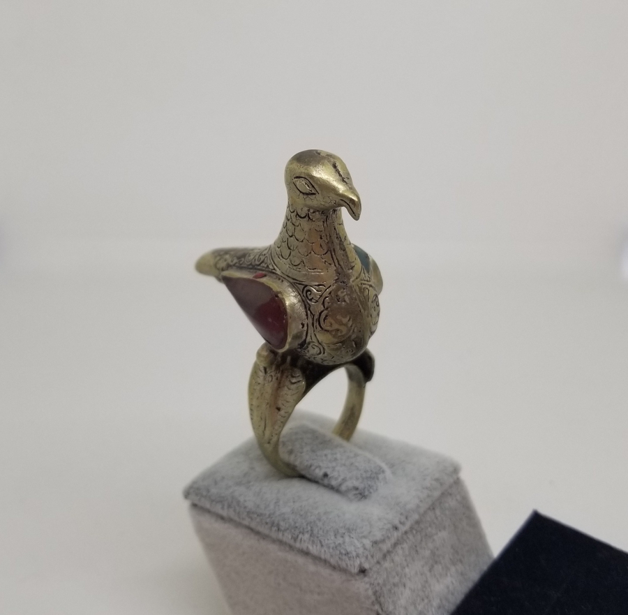 ÜZERİ DOĞAL TAŞLI VE KABARTMA İŞÇİLİKLİ KARTAL FORMLU ANTİKA TÜRKMEN YÜZÜK