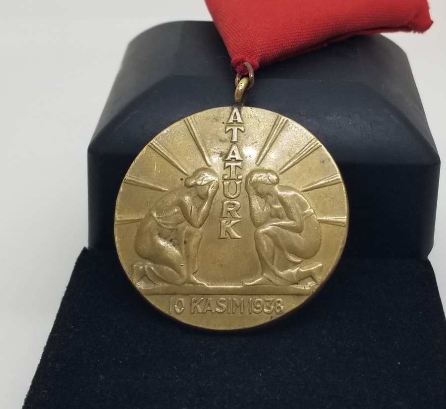 10 KASIM 1938 ATATÜRK, KURTARDIĞIN TÜRK KADINI SANA BAĞLILIĞINI SUNAR MADALYON