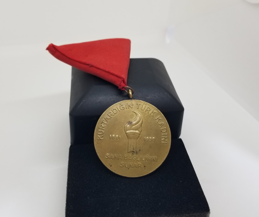 10 KASIM 1938 ATATÜRK, KURTARDIĞIN TÜRK KADINI SANA BAĞLILIĞINI SUNAR MADALYON