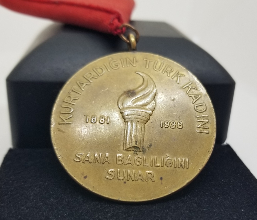 10 KASIM 1938 ATATÜRK, KURTARDIĞIN TÜRK KADINI SANA BAĞLILIĞINI SUNAR MADALYON