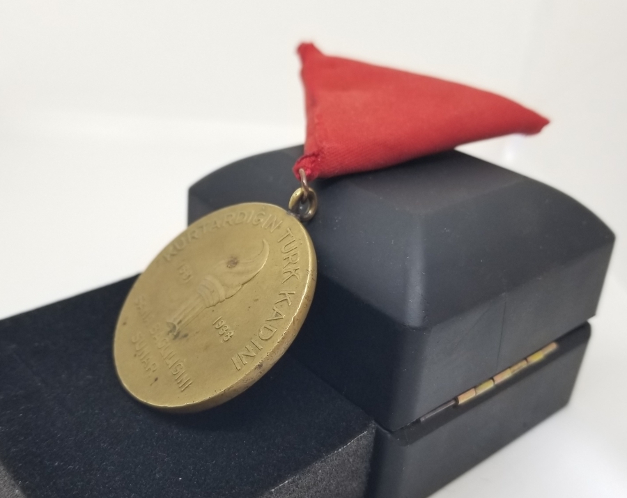 10 KASIM 1938 ATATÜRK, KURTARDIĞIN TÜRK KADINI SANA BAĞLILIĞINI SUNAR MADALYON