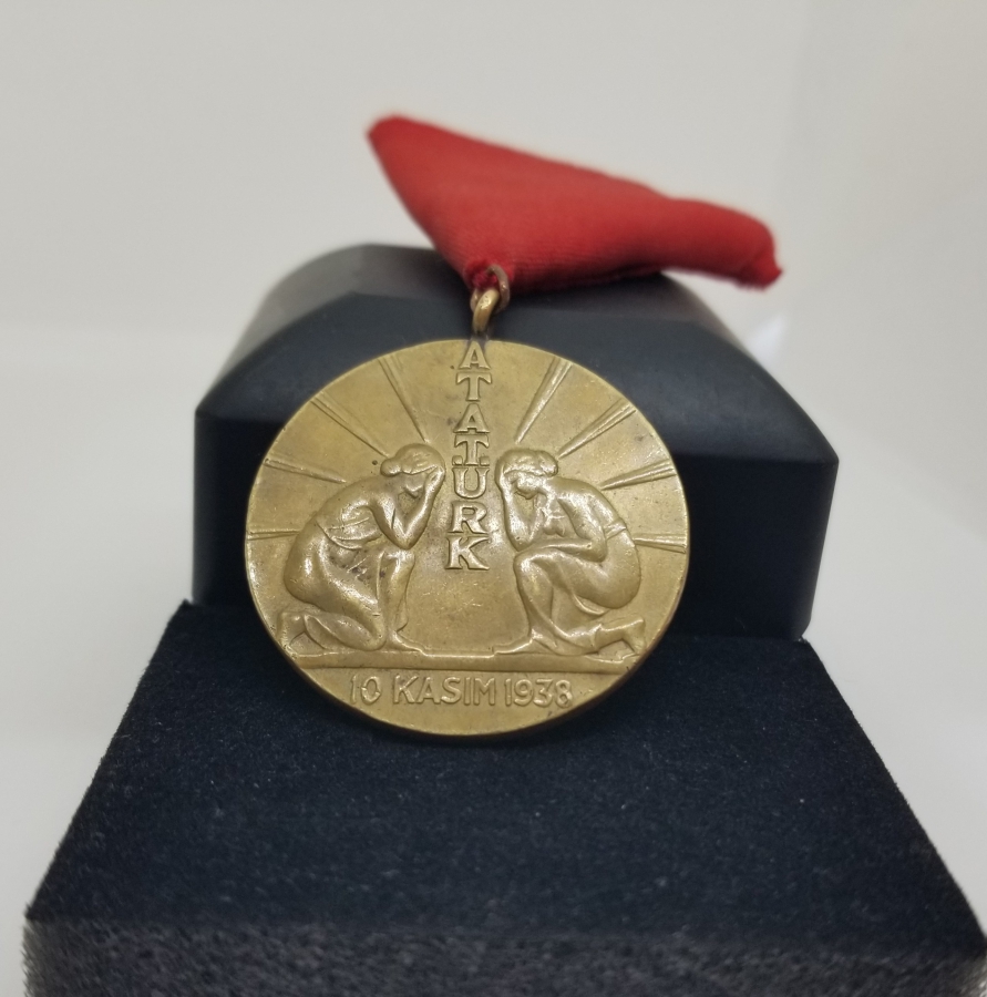 10 KASIM 1938 ATATÜRK, KURTARDIĞIN TÜRK KADINI SANA BAĞLILIĞINI SUNAR MADALYON