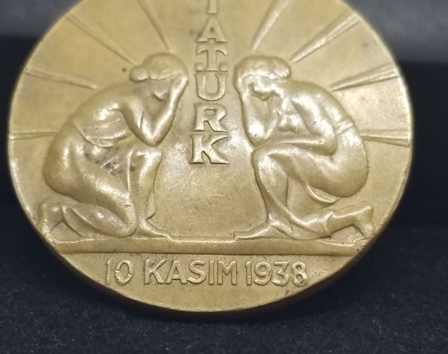 10 KASIM 1938 ATATÜRK, KURTARDIĞIN TÜRK KADINI SANA BAĞLILIĞINI SUNAR MADALYON
