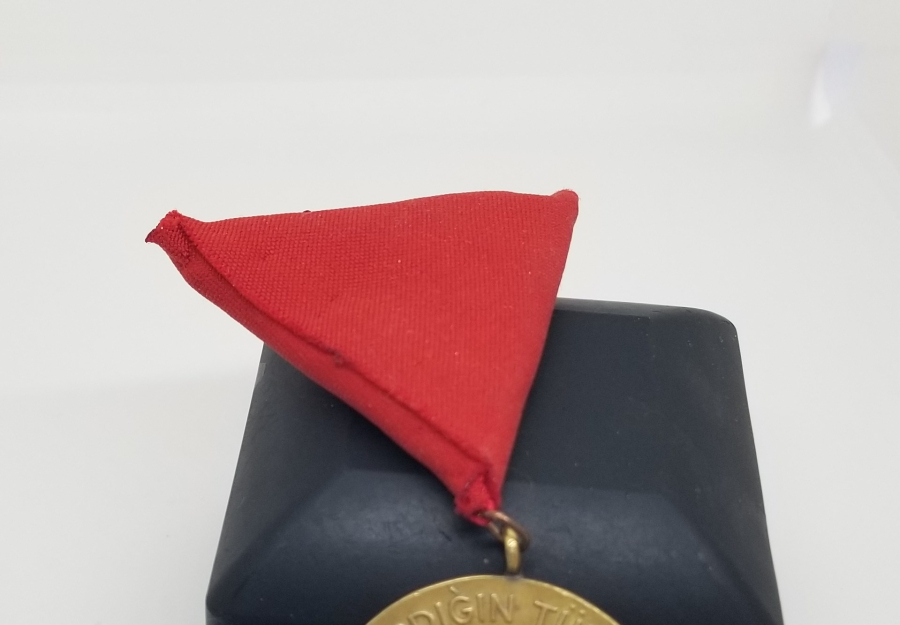 10 KASIM 1938 ATATÜRK, KURTARDIĞIN TÜRK KADINI SANA BAĞLILIĞINI SUNAR MADALYON