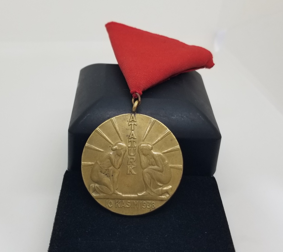 10 KASIM 1938 ATATÜRK, KURTARDIĞIN TÜRK KADINI SANA BAĞLILIĞINI SUNAR MADALYON