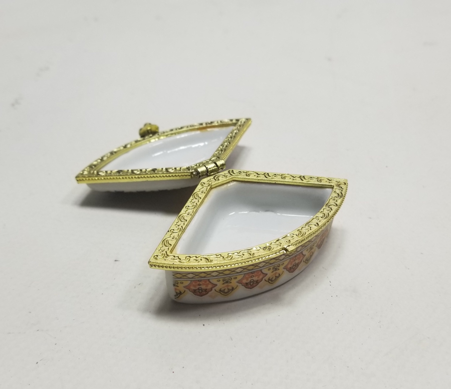 ÜZERİ YAZILI ANTİKA PORSELEN MÜCEVHER KUTUSU