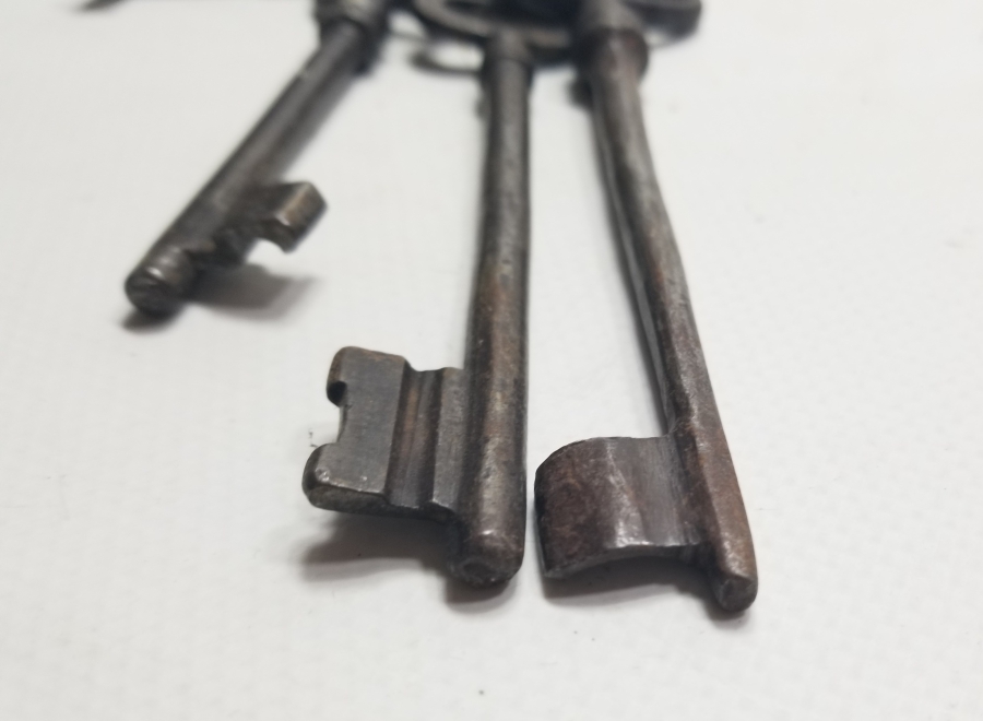 OSMANLI DÖNEMİ EL DÖVME DEMİRDEN MAMUL ANAHTAR LOTU