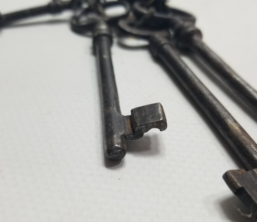 OSMANLI DÖNEMİ EL DÖVME DEMİRDEN MAMUL ANAHTAR LOTU