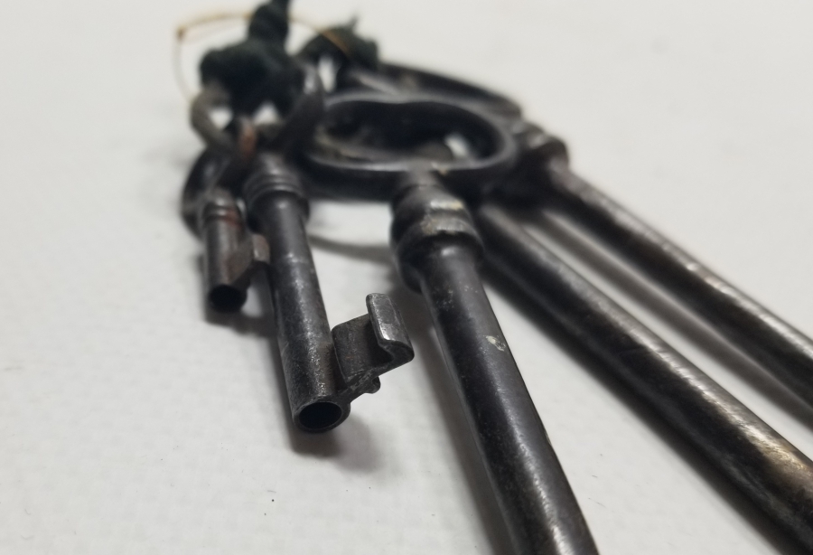 OSMANLI DÖNEMİ EL DÖVME DEMİRDEN MAMUL ANAHTAR LOTU