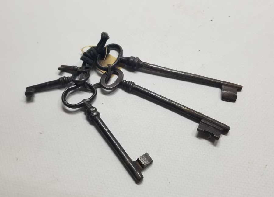 OSMANLI DÖNEMİ EL DÖVME DEMİRDEN MAMUL ANAHTAR LOTU