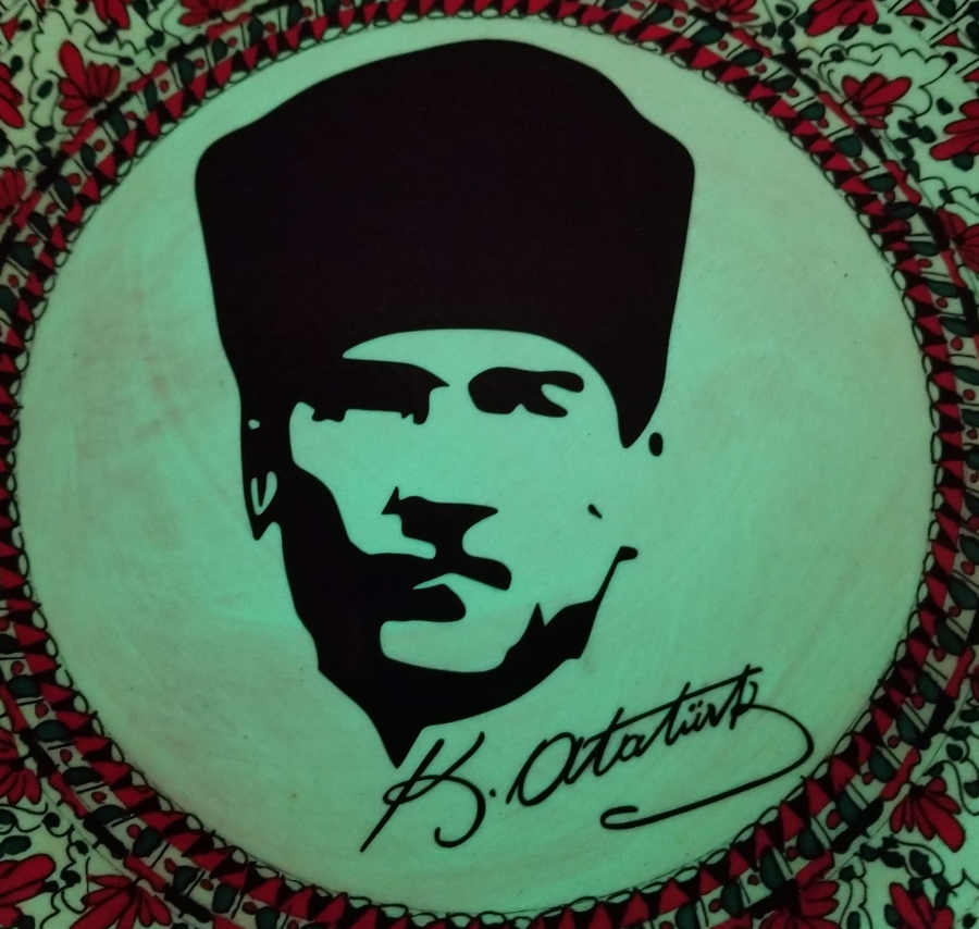 EL BOYAMA FOSFORLU ATATÜRK GÖRSELLİ KÜTAHYA DUVAR TABAĞI