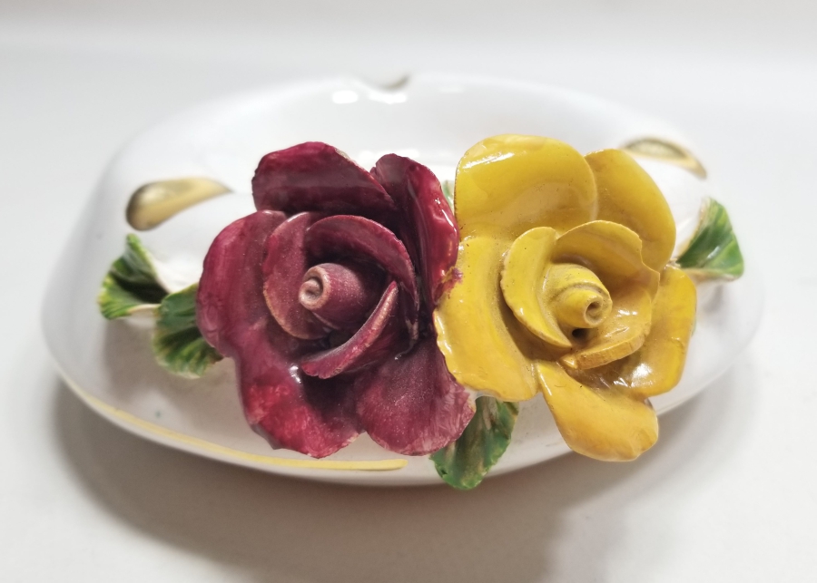 KABARTMA İŞÇİLİKLİ YERLİ YAPIM ALTIN VARAKLI SERAMİK KÜLLÜK