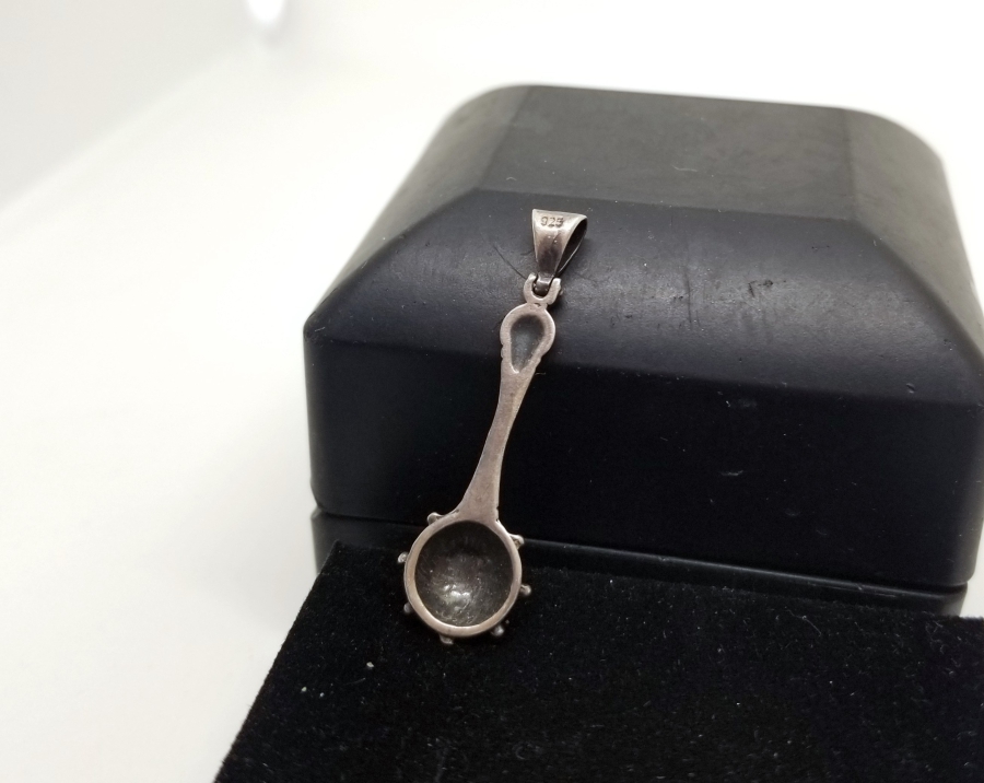 GÜRZ FORMUNDA YAPILMIŞ GÜMÜŞ KOLYE UCU