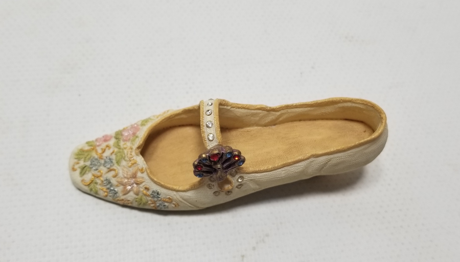 EL YAPIMI İPEKLİ AYAKKABI FORMUNDA YAPILMIŞ BİBLO