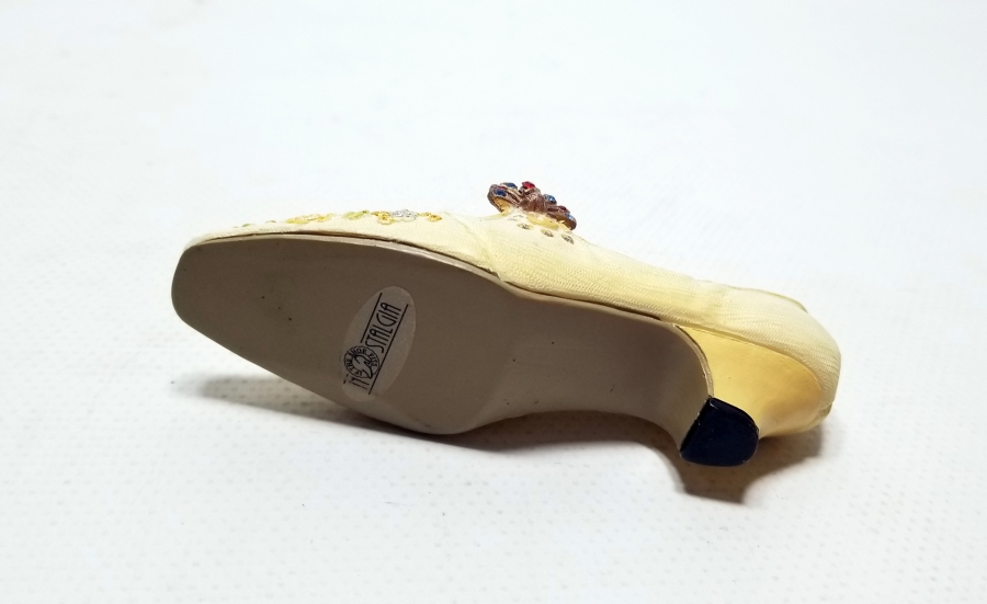 EL YAPIMI İPEKLİ AYAKKABI FORMUNDA YAPILMIŞ BİBLO