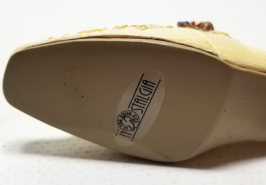 EL YAPIMI İPEKLİ AYAKKABI FORMUNDA YAPILMIŞ BİBLO