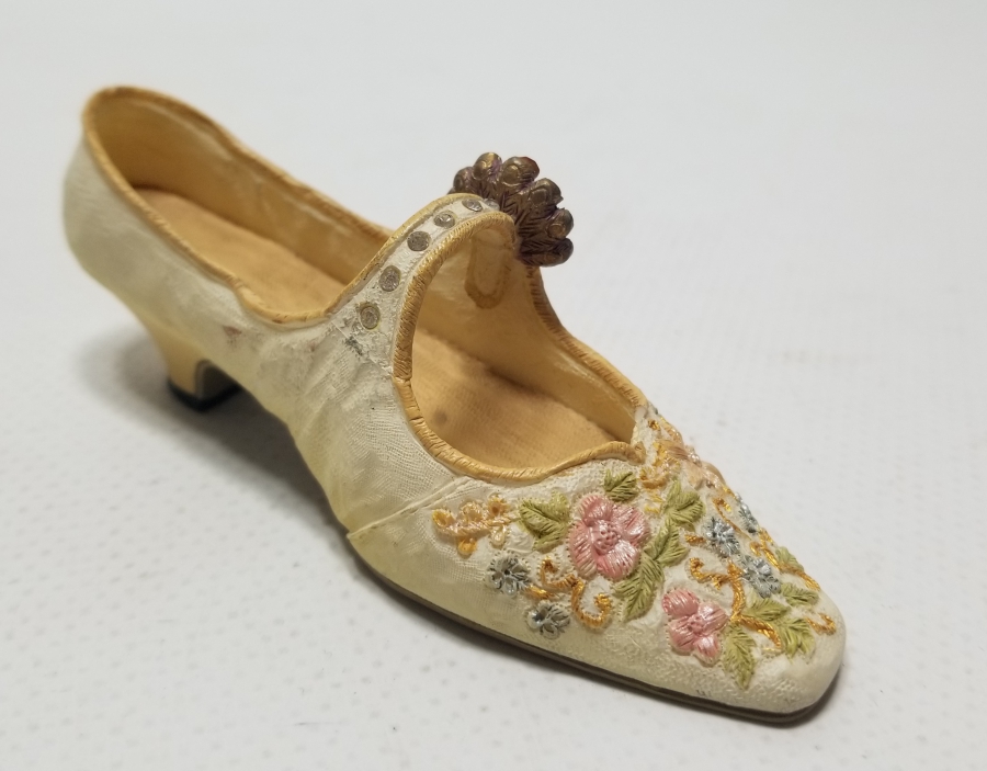 EL YAPIMI İPEKLİ AYAKKABI FORMUNDA YAPILMIŞ BİBLO