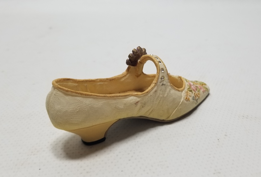 EL YAPIMI İPEKLİ AYAKKABI FORMUNDA YAPILMIŞ BİBLO