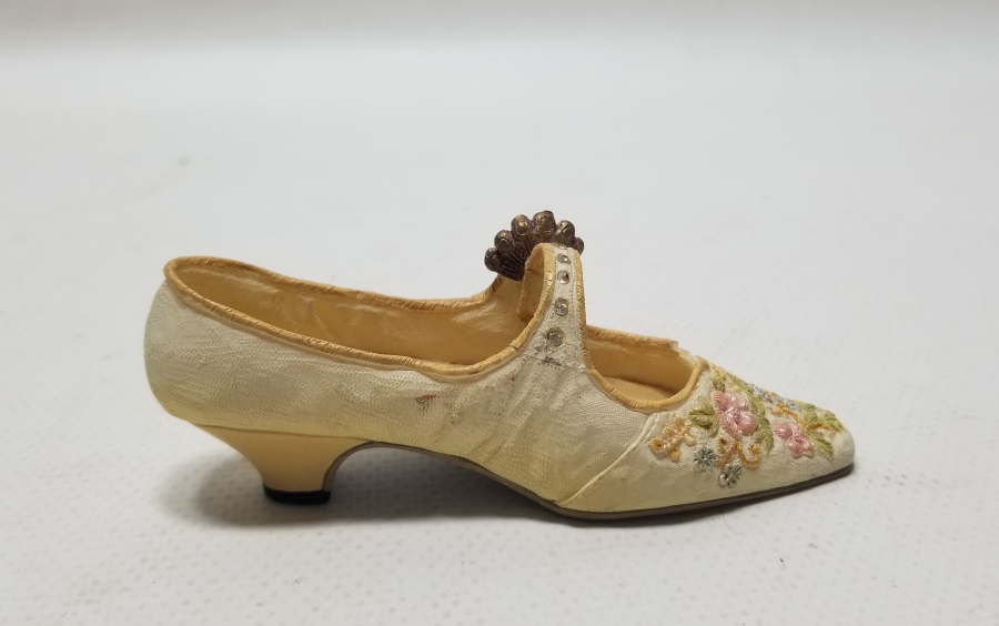 EL YAPIMI İPEKLİ AYAKKABI FORMUNDA YAPILMIŞ BİBLO