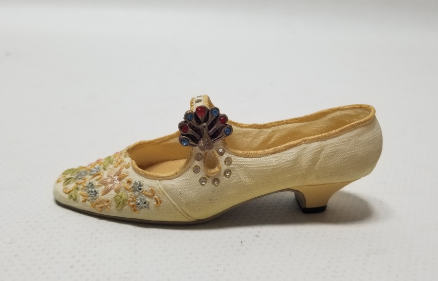 EL YAPIMI İPEKLİ AYAKKABI FORMUNDA YAPILMIŞ BİBLO