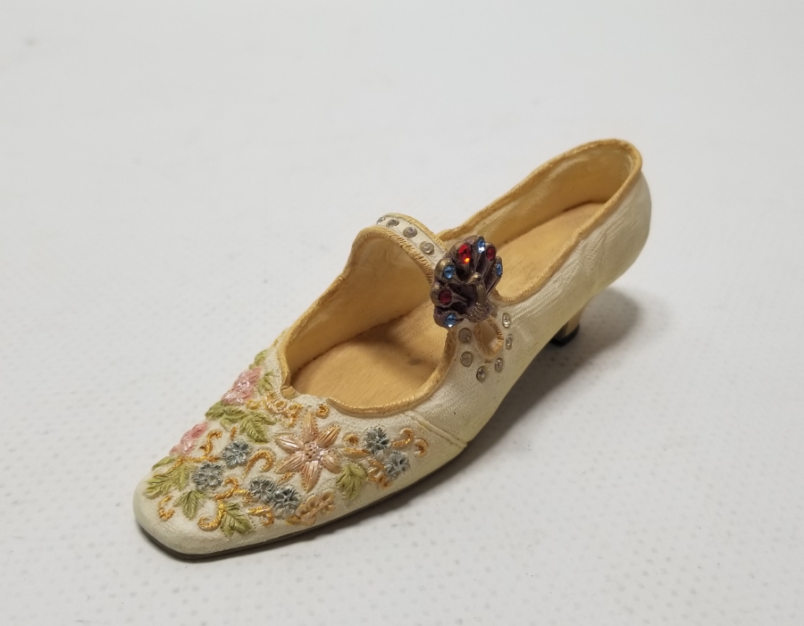 EL YAPIMI İPEKLİ AYAKKABI FORMUNDA YAPILMIŞ BİBLO