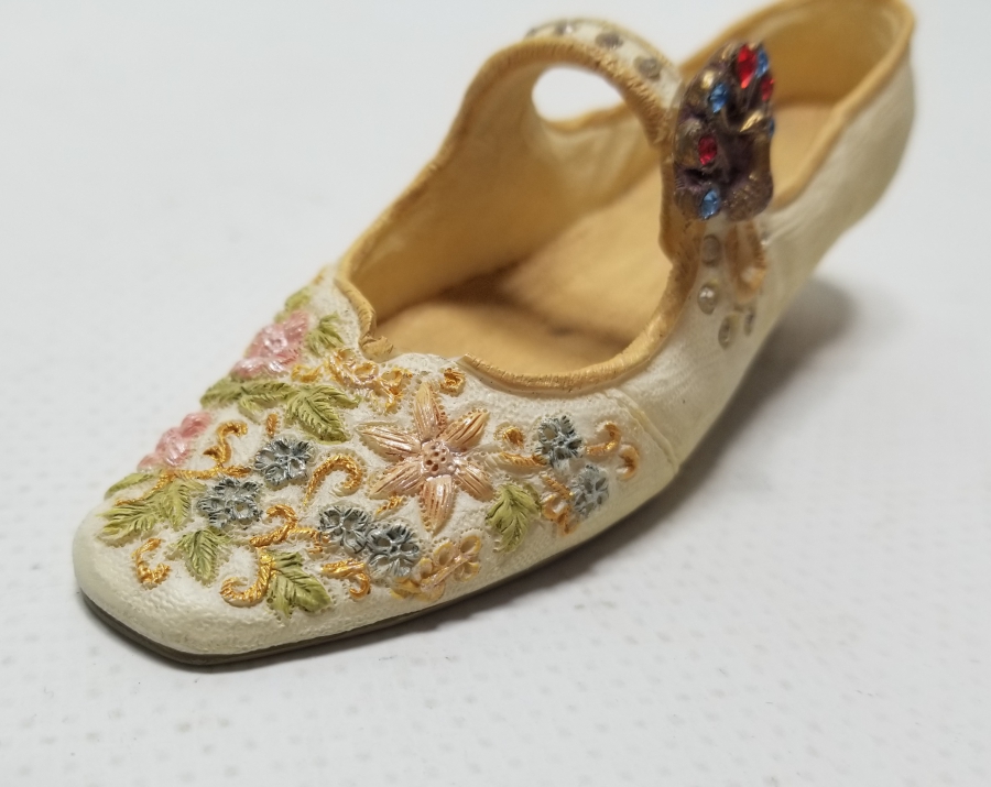 EL YAPIMI İPEKLİ AYAKKABI FORMUNDA YAPILMIŞ BİBLO