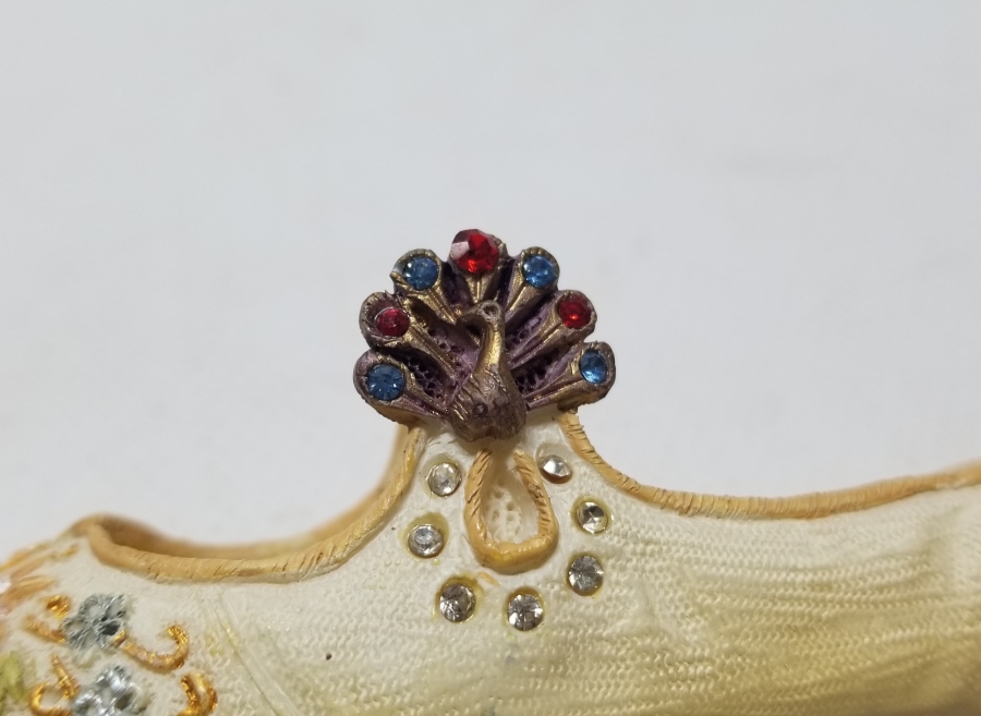 EL YAPIMI İPEKLİ AYAKKABI FORMUNDA YAPILMIŞ BİBLO