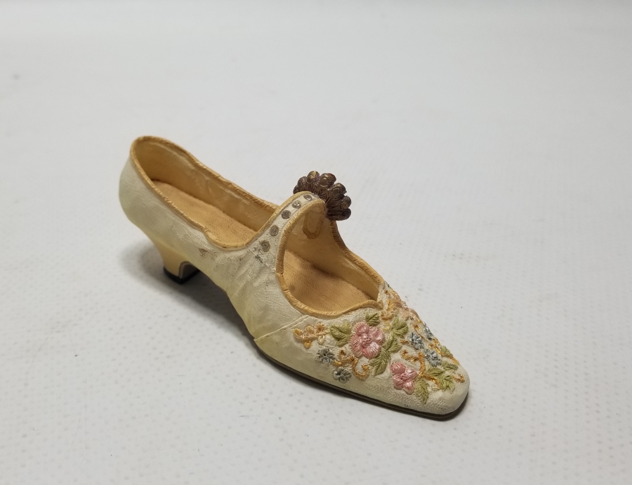 EL YAPIMI İPEKLİ AYAKKABI FORMUNDA YAPILMIŞ BİBLO