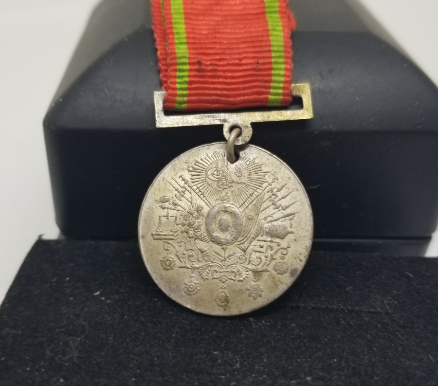 ORİJİNAL İPEK ASKISIYLA GÜMÜŞ LİYAKAT MADALYASI