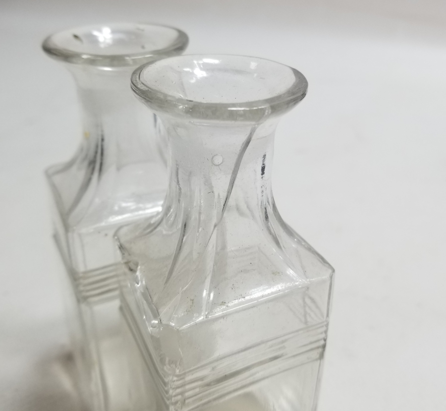 KABARTMA İŞÇİLİKLİ İKİ ADET ANTİKA ŞİŞE FORMLU VAZO